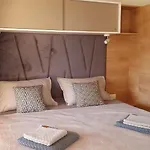 Mobile Homes Karlo & Dino - Two Bedroom Mobile With Terrace Hébergement de vacances