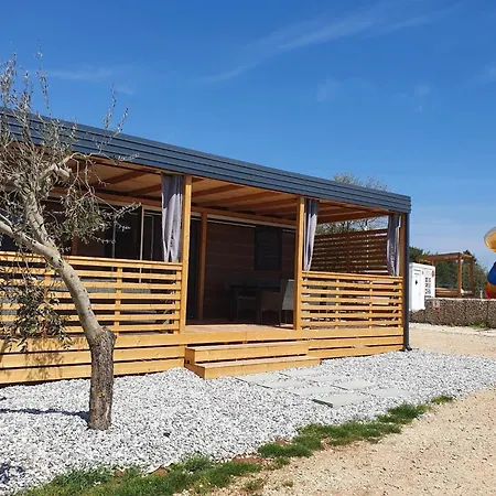 Hébergement de vacances Mobile Homes Karlo & Dino - Two Bedroom Mobile With Terrace
